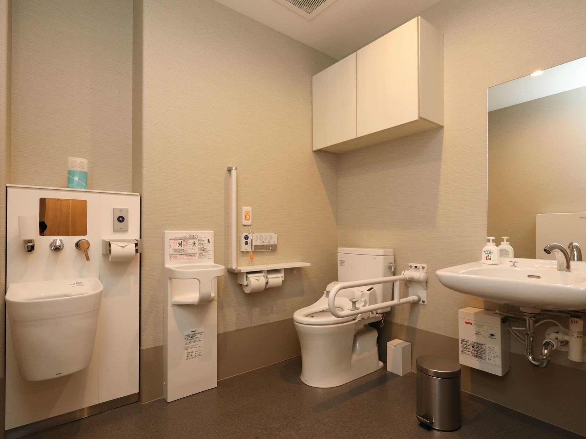 トイレは広々とスペースが確保されている。独立した洗面台があり、自動水栓になっている。ハンドソープが用意されている。