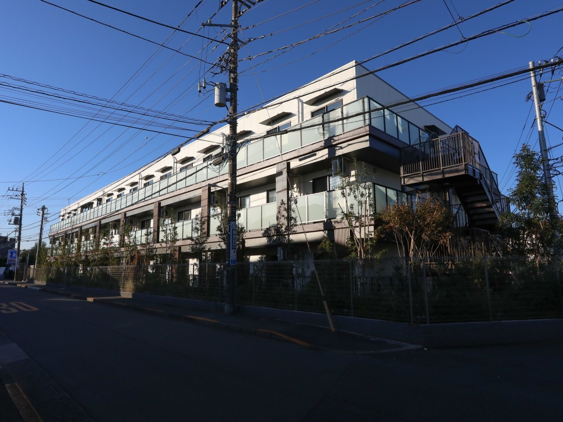 施設は３階建てになっており、落ち着いた雰囲気である。外階段が設置されており、避難経路が確保されている。