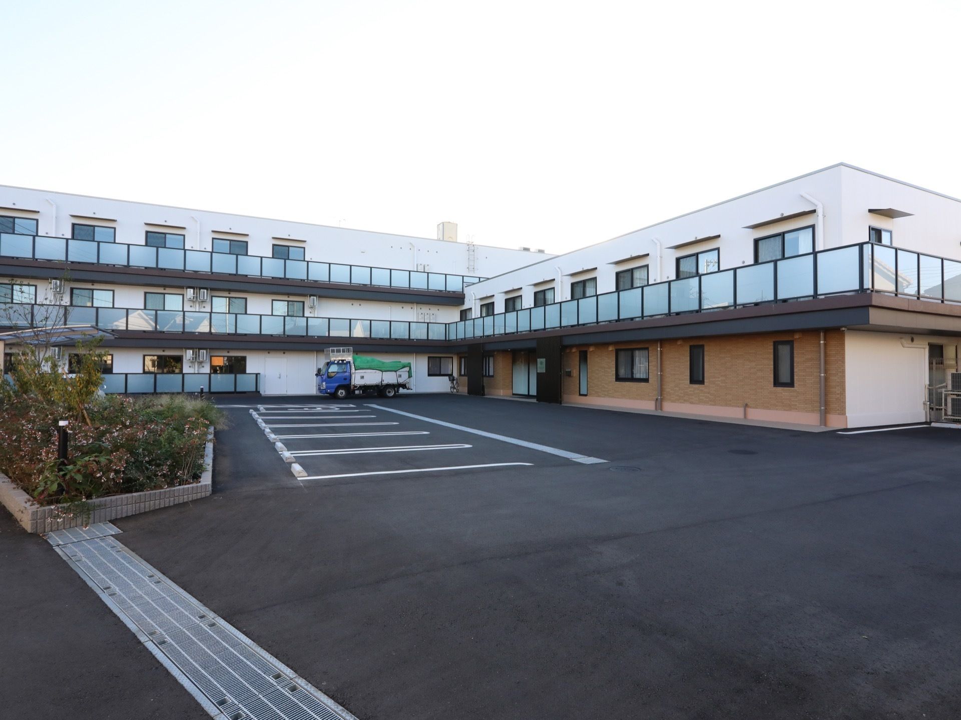 施設は敷地が広く、大きな建物になっている。３階建てになっており、ゆとりあるベランダが設置されている。