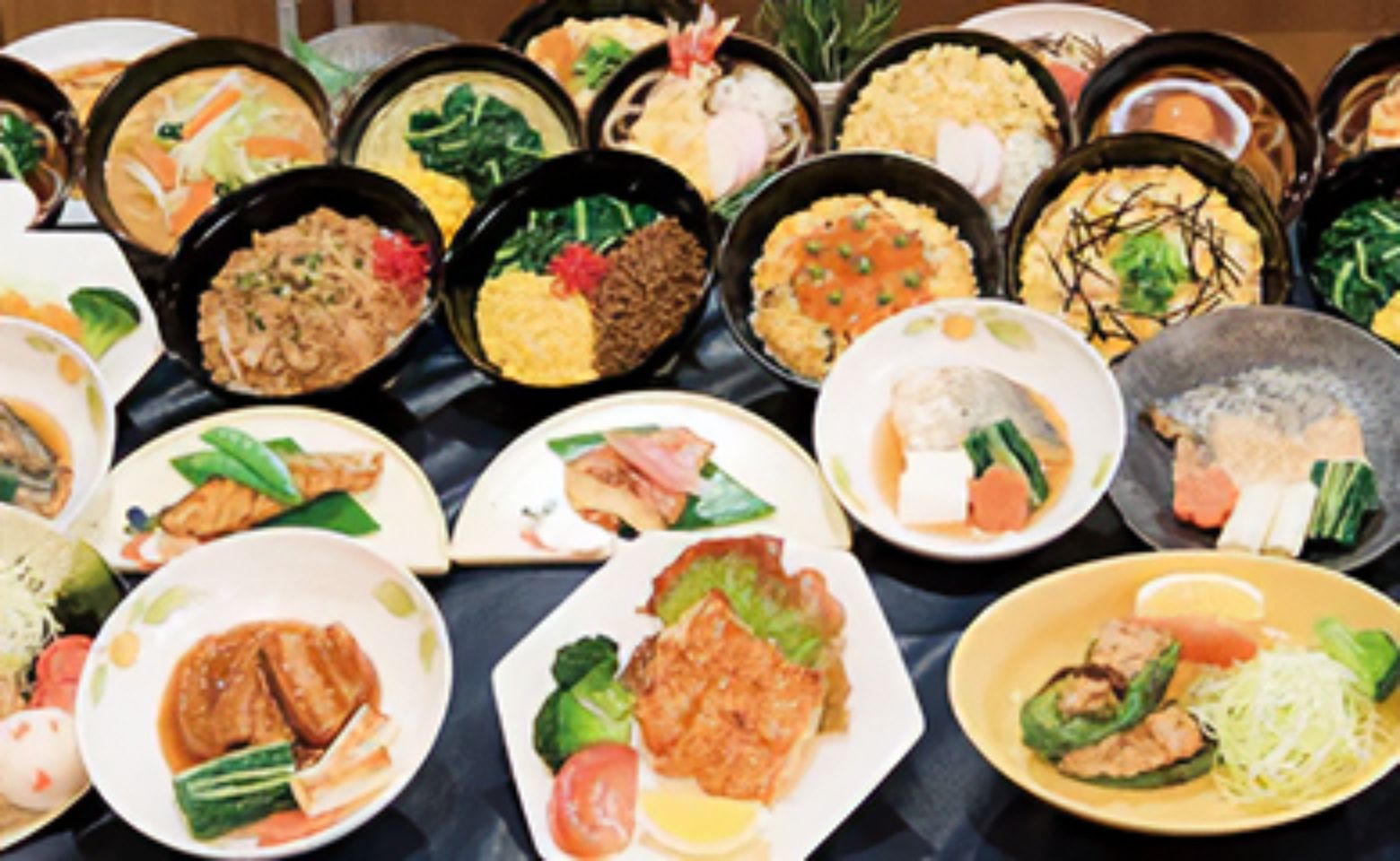 海老天うどんや三色丼などのさまざまなメニュー