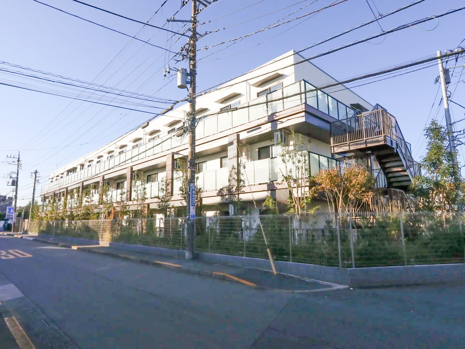 施設は３階建てになっており、落ち着いた雰囲気である。外階段が設置されており、避難経路が確保されている。