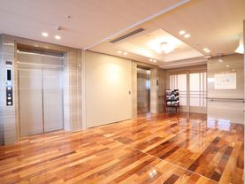 空調の付いたホールがあり、エレベーターが２基設置されている。ホールの奥に食堂の入り口があり、メニューが掲示されている。