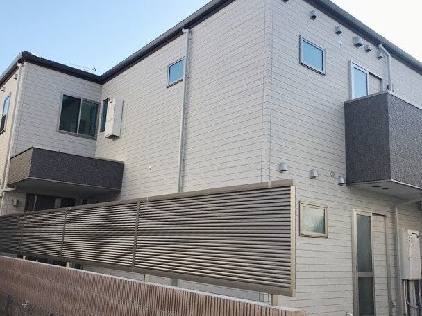 2階建ての建物は一般の民家のような雰囲気。建物はフェンスに囲まれ、玄関先には屋根が付いている。