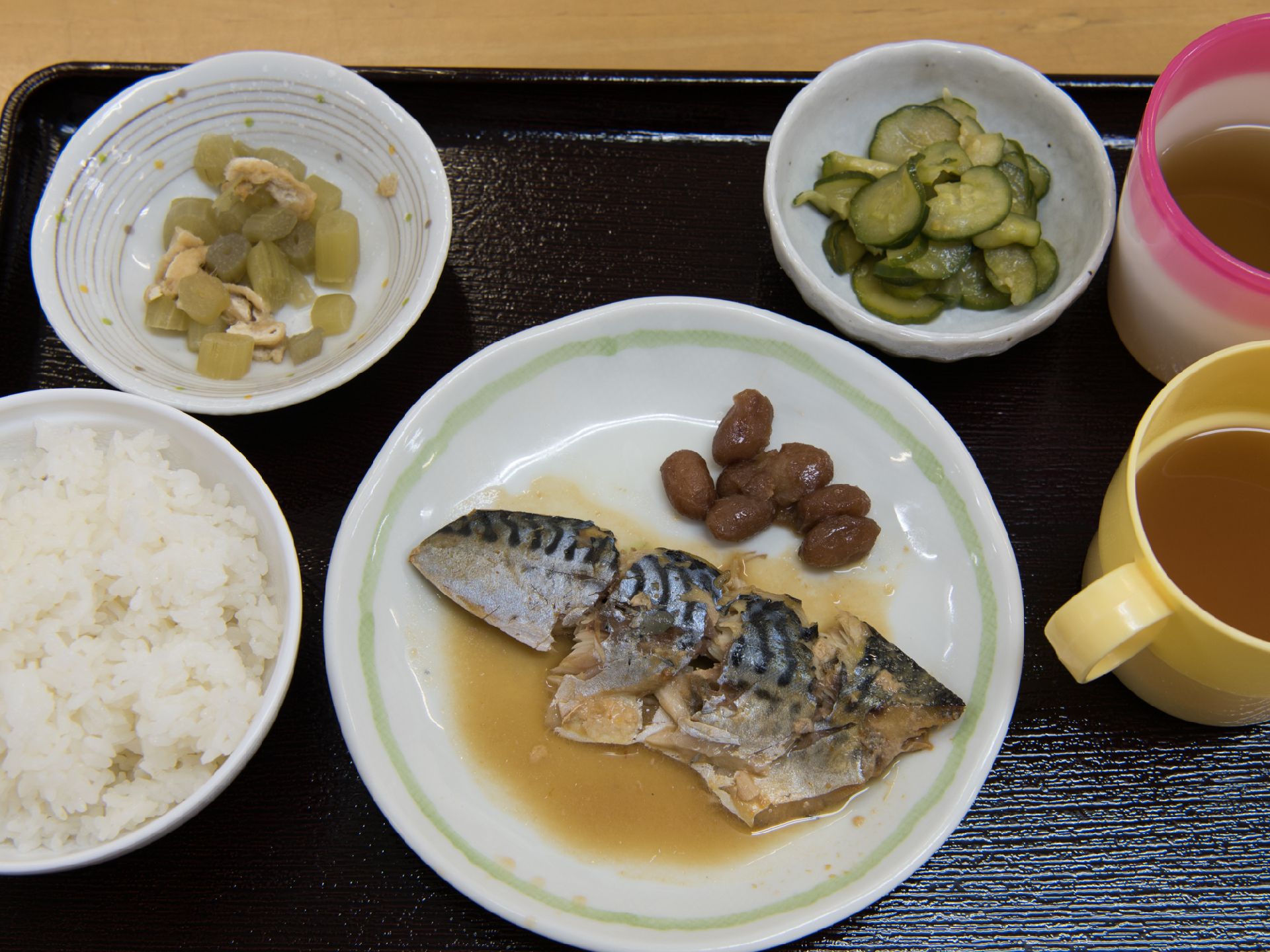 サバの味噌煮、フキと揚げの煮物、キュウリ漬け等、栄養のバランスの他、食べやすい大きさにカットされ調理されている。