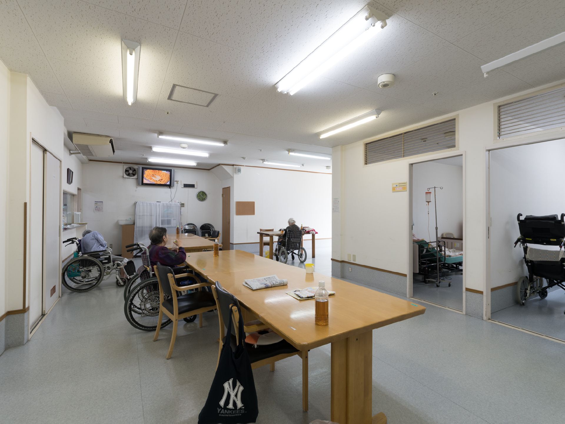 オープンになっている共有スペースにはテーブルが置かれ、入居者さんたちが思い思いの時間を過ごしている。