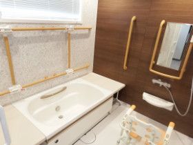 一般の家庭と同じようなサイズの浴槽が設置された浴室。手すりやシャワー、シャワーチェアもつけられている。