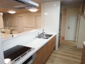 キッチンは対面式で本格的なオール電化。作業場も広く動きやすい。