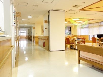 右手には食堂、左手には居室へと続く廊下がある。どこも日当たりが良く清潔に保たれている。