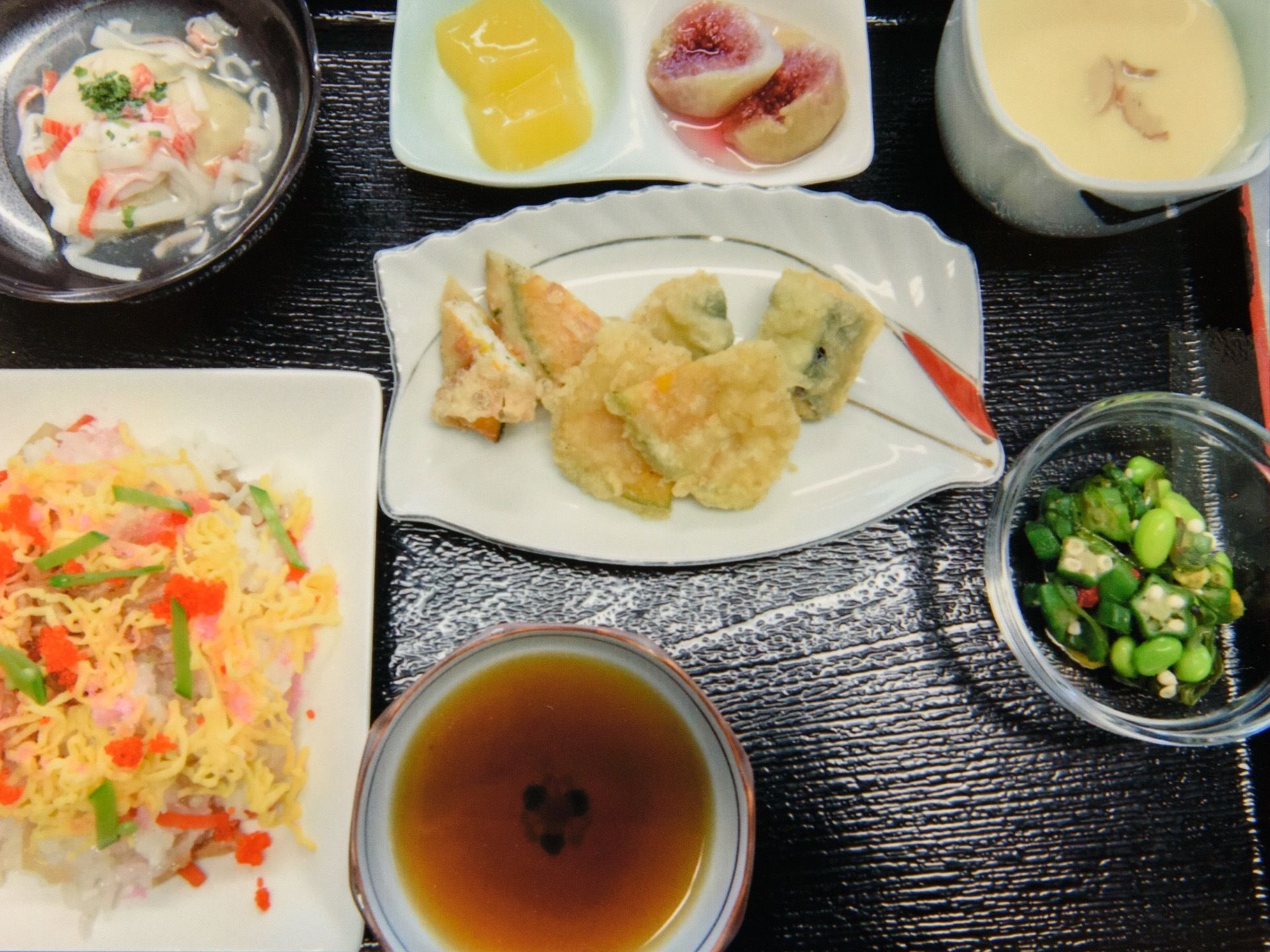 食卓には彩り豊かな料理が並んでいる。入居者様が食べやすいように、小さいサイズに食材がカットされている。