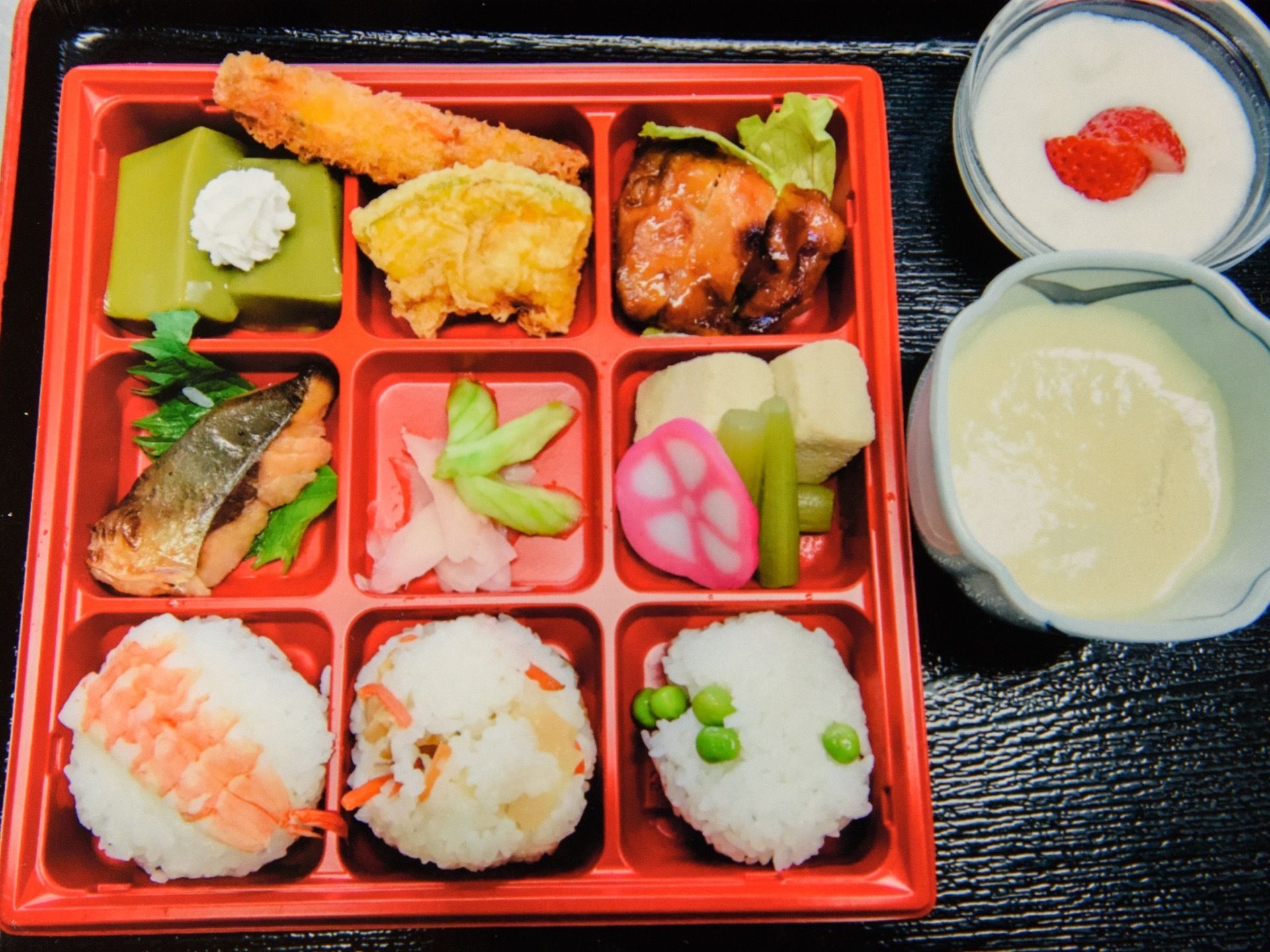 細かく仕切られた盛り皿には、さまざまな料理が並べられている。少量ずつだが種類が多く、楽しんで食べられる。