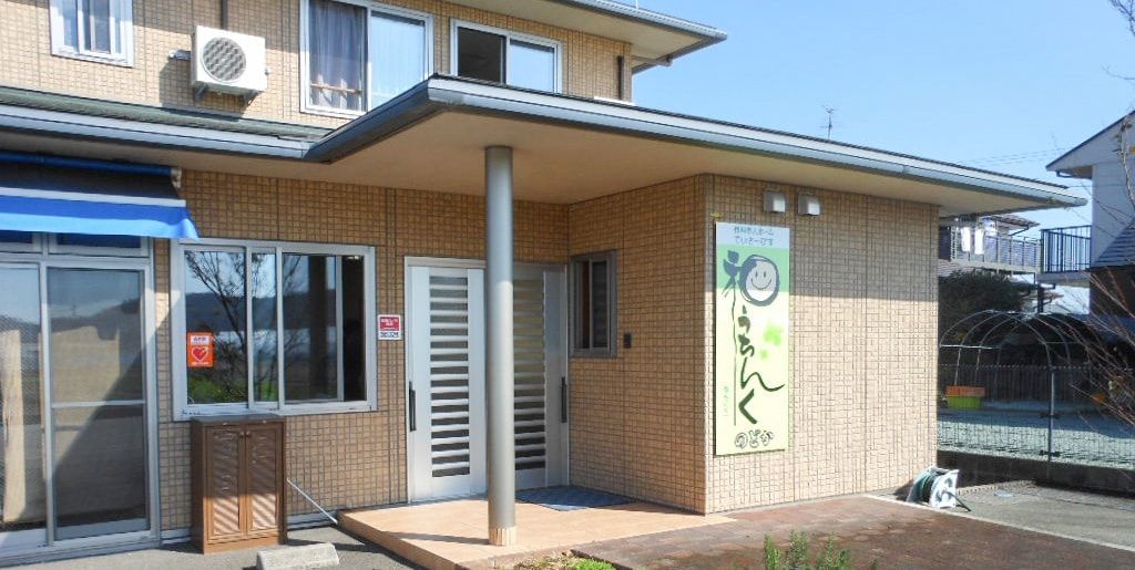 明るい入り口の建物