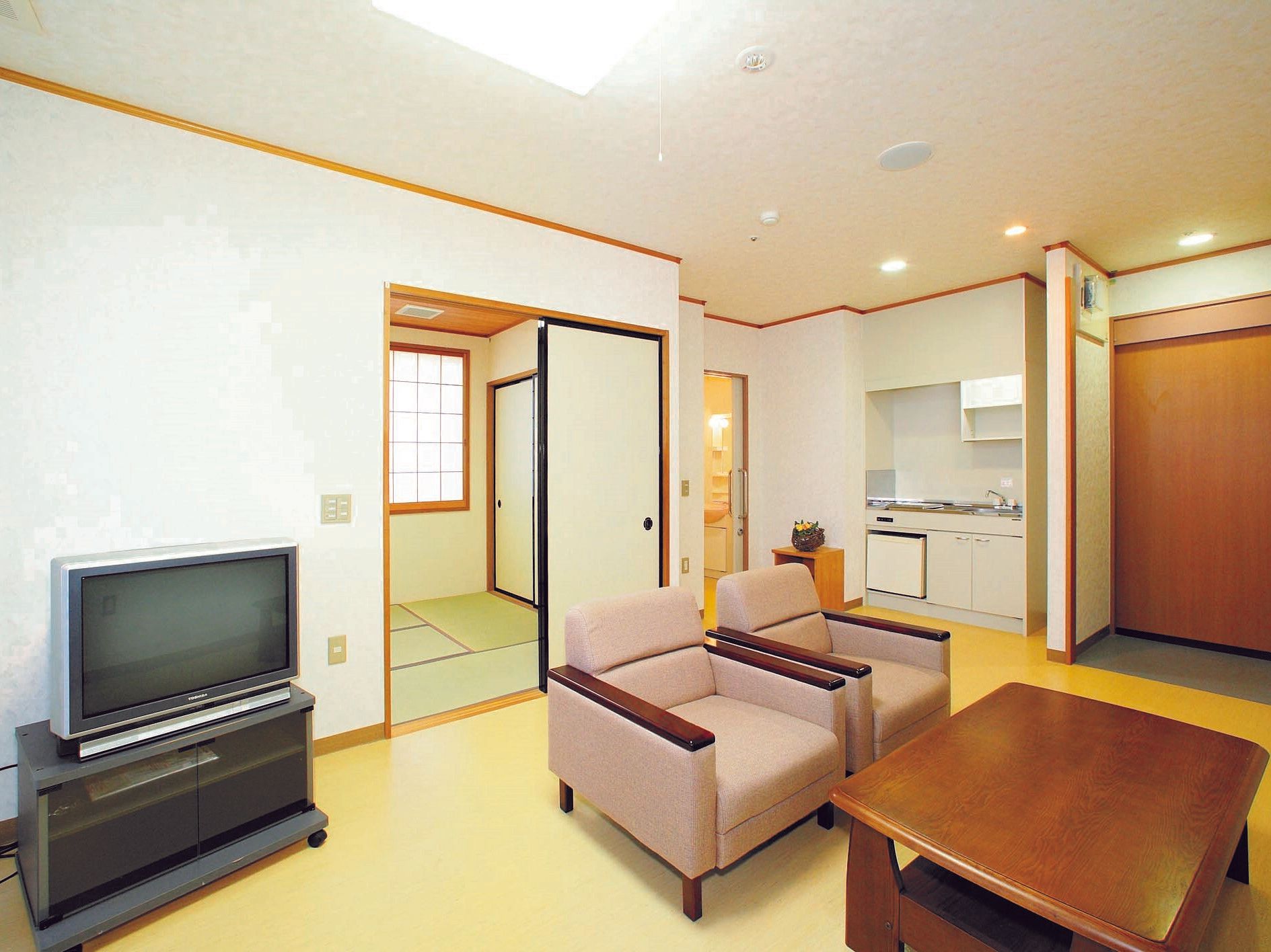 二人部屋はフローリングと畳の部屋で分かれており、使いやすい居室