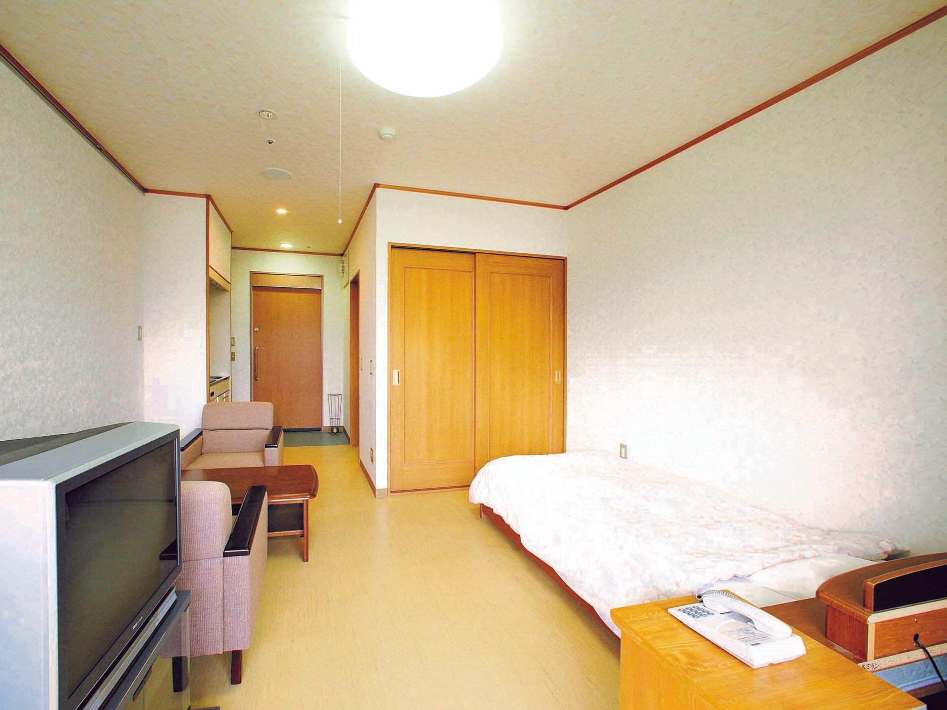 一人部屋はベッドや家具を置いても十分な広さが確保できる