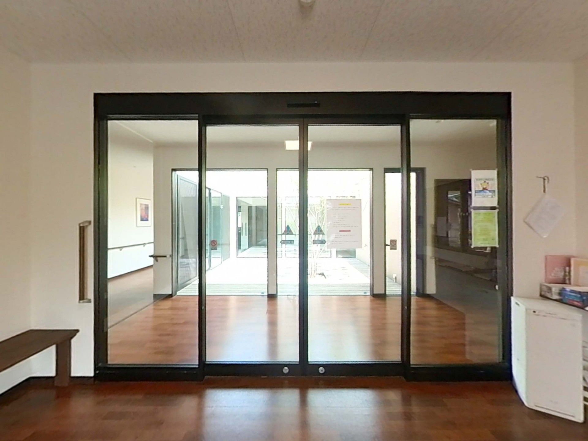 ガラス扉のある明るい廊下