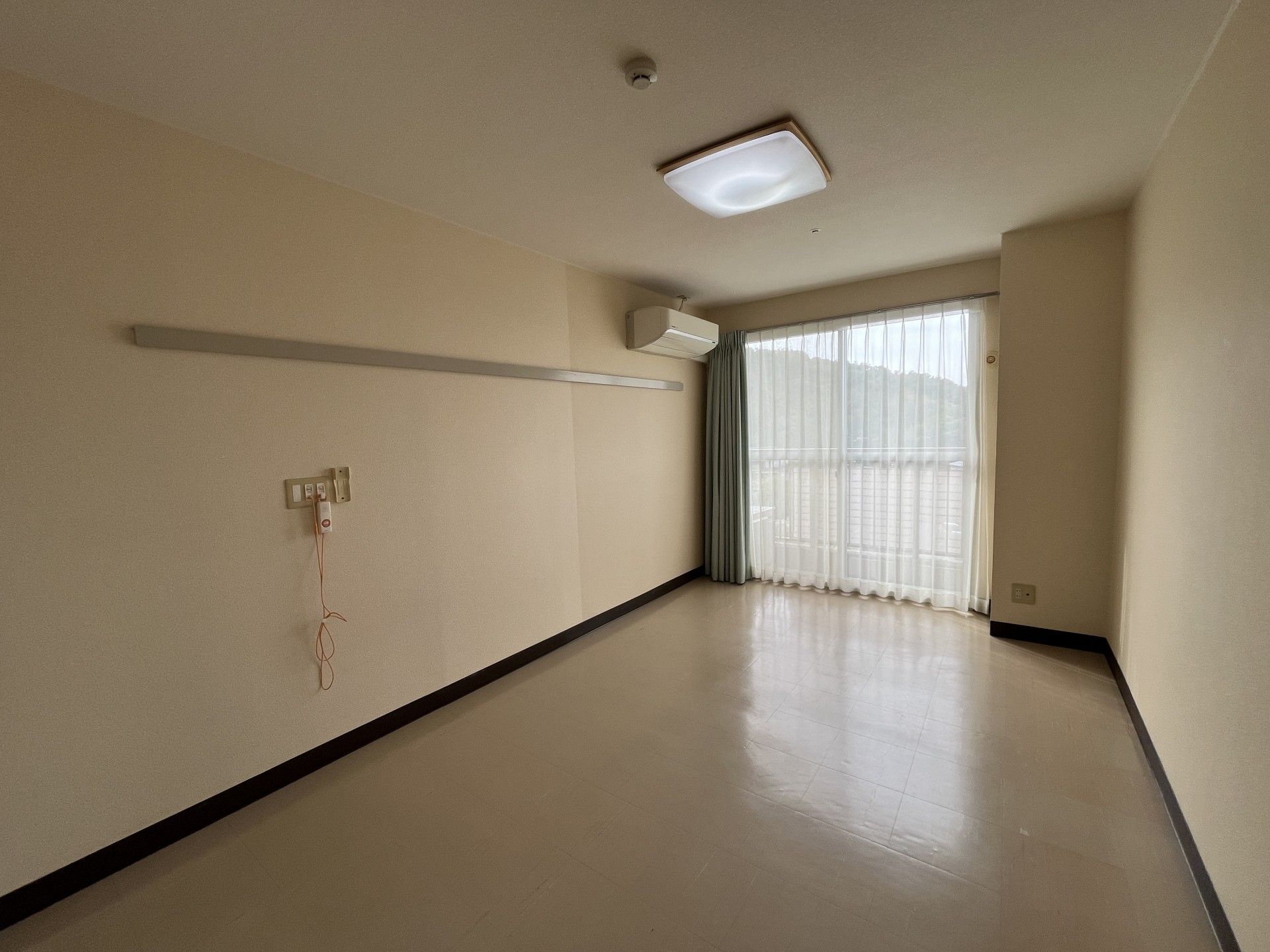 広々とした明るい部屋