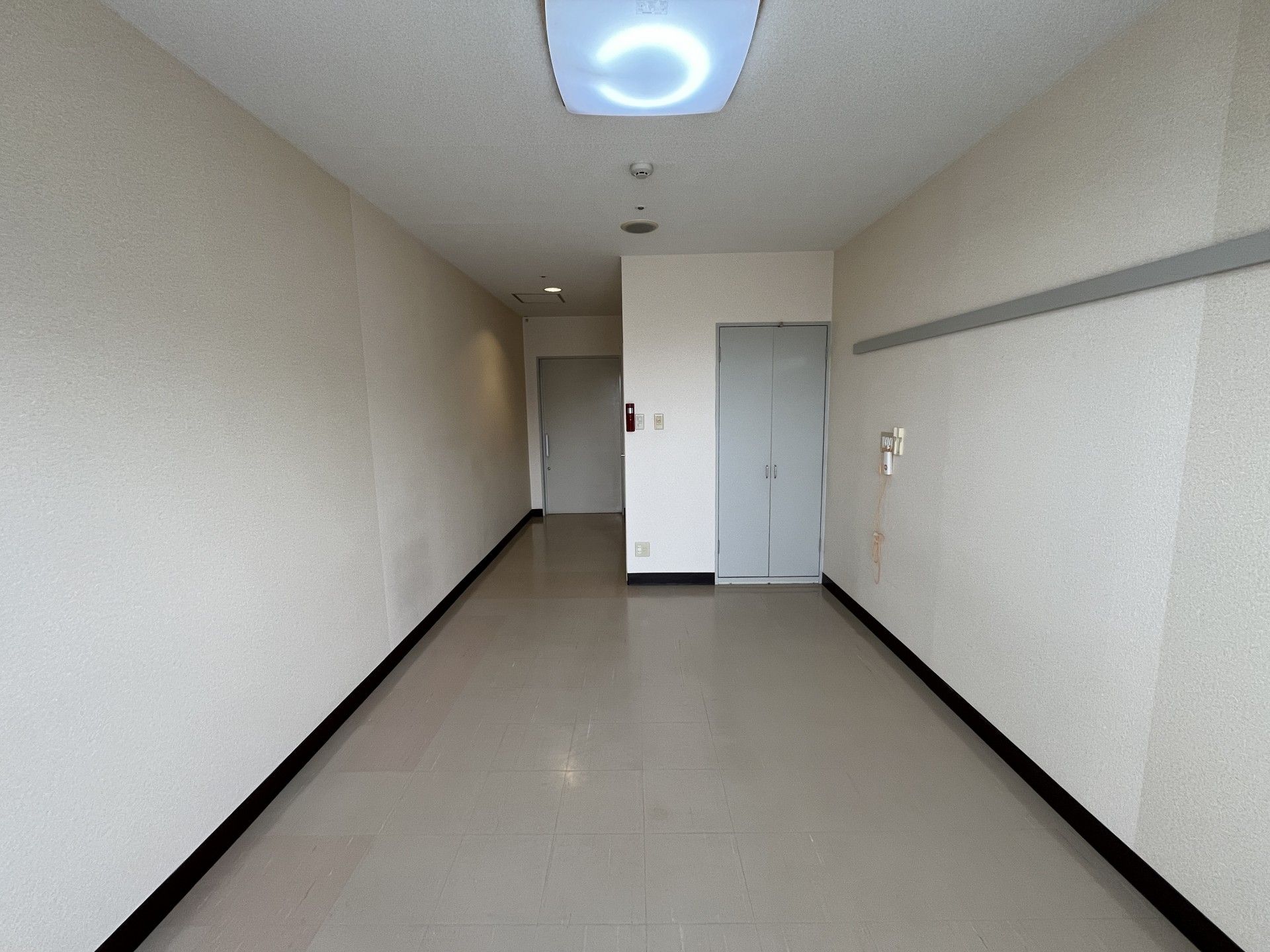 明るい居室の一角