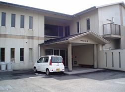 広々とした入り口の施設