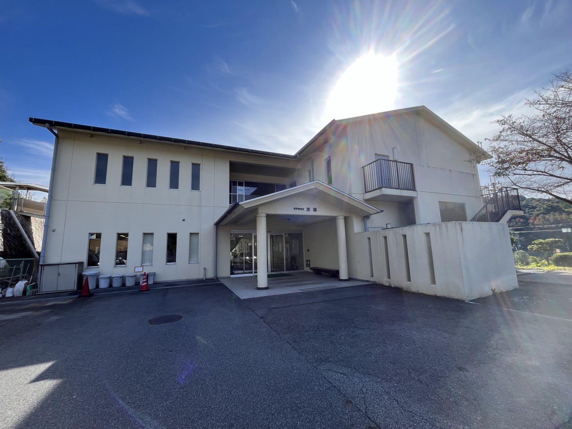 日差しの明るい建物入口