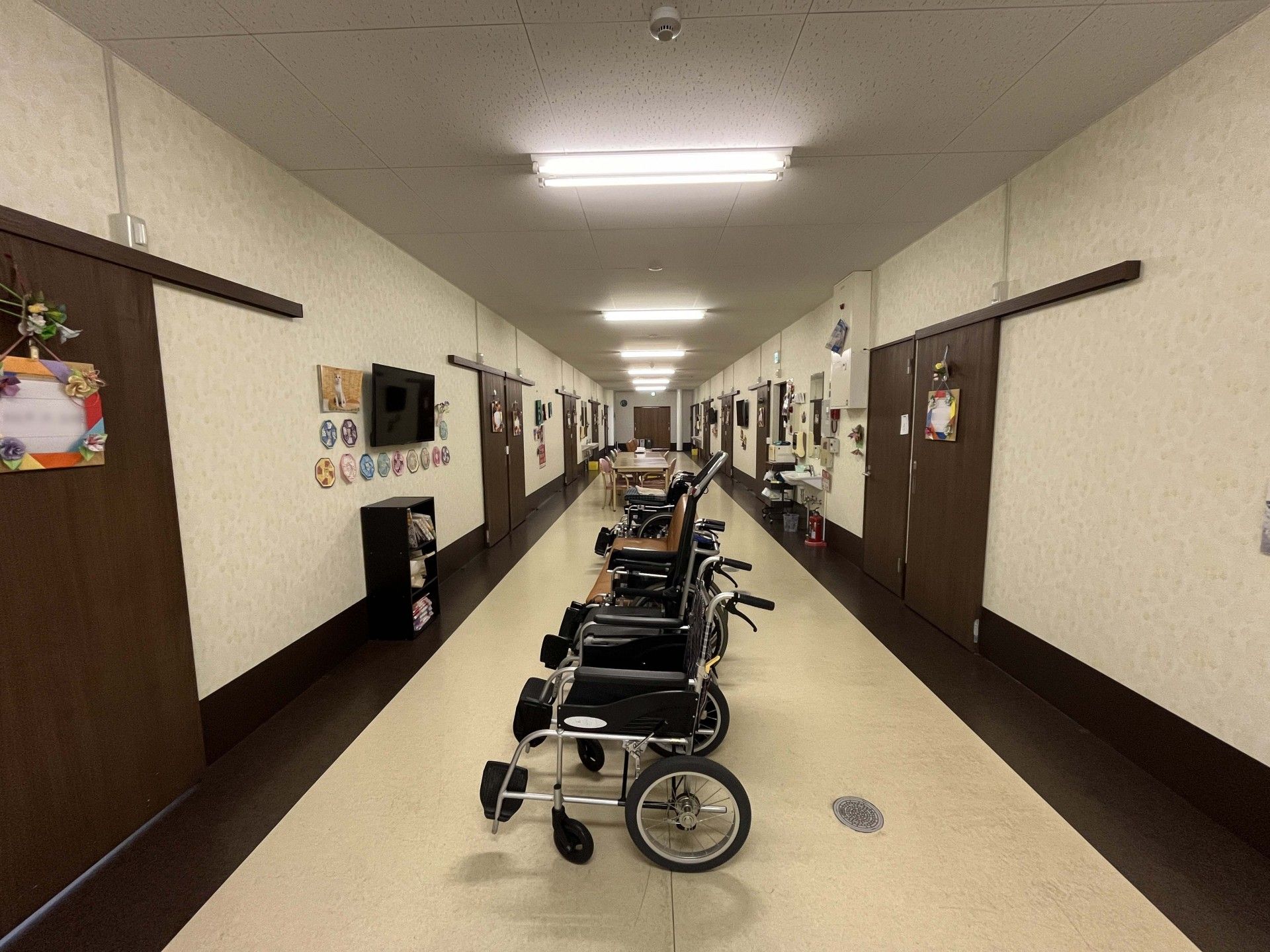 廊下に並ぶ車椅子