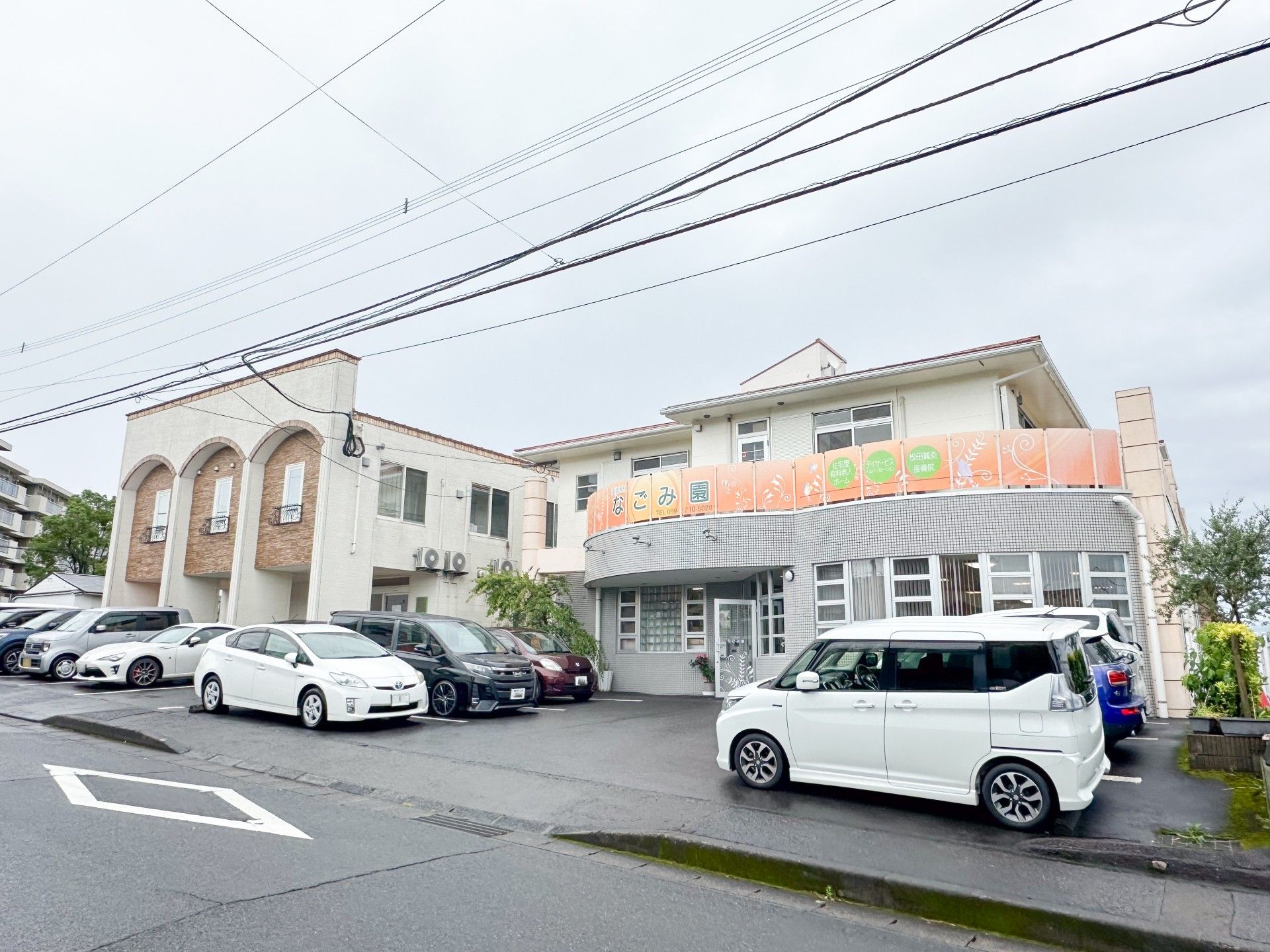 ゆったりとした外観の建物