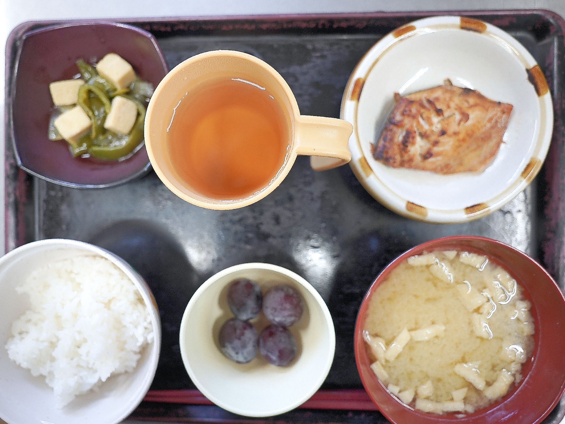 ご飯やみそ汁の乗った食事