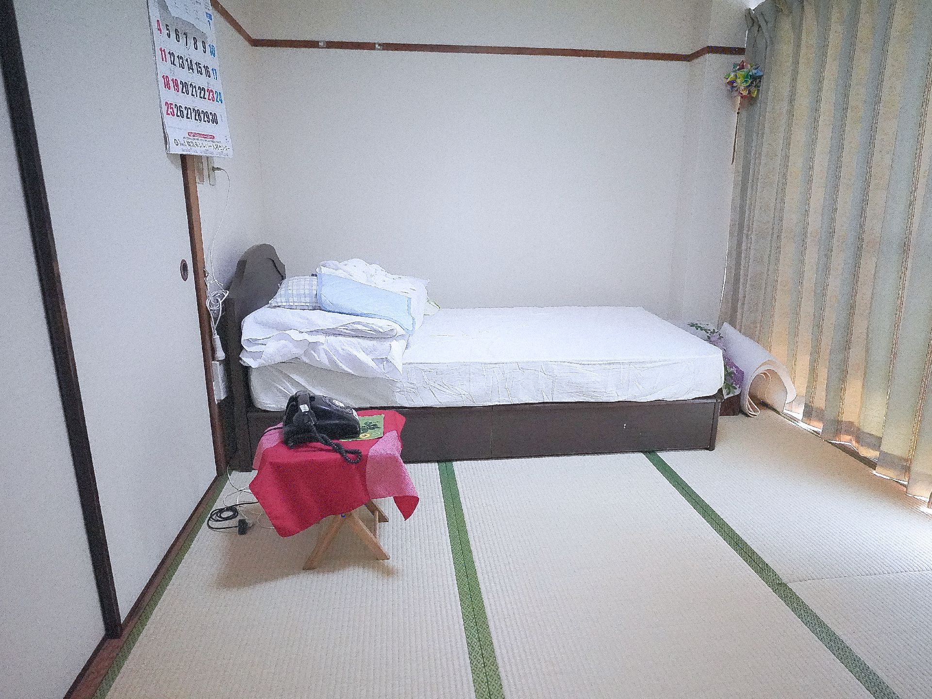 窓から光が入り、クローゼットが置かれている居室