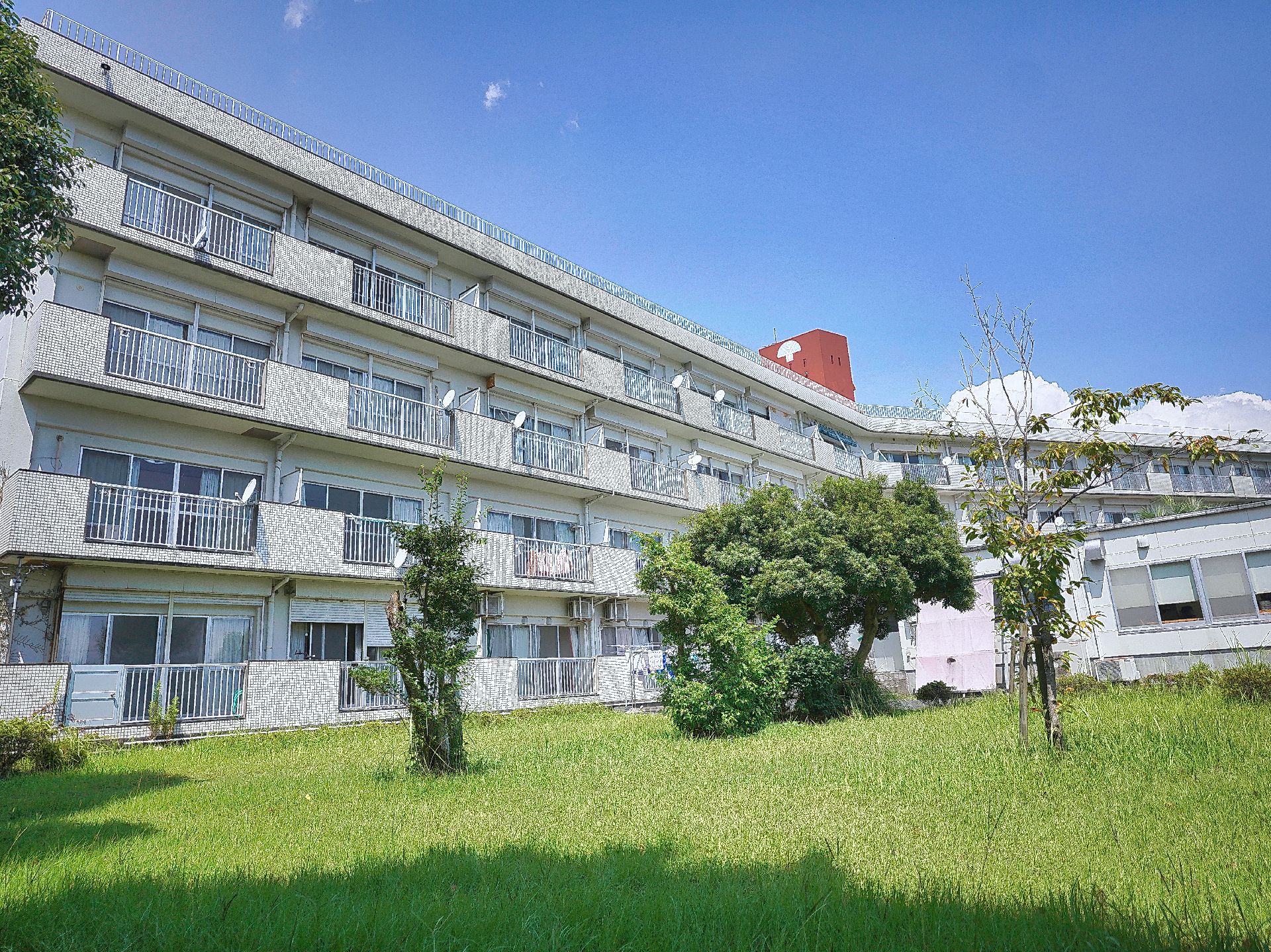 マンションのような形を感じさせる介護施設の外観
