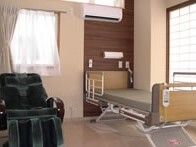 介護ベッドやマッサージチェアが置かれている部屋には大きな窓があり、エアコンも付いている。