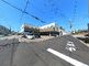 広々とした駐車場のある建物外観