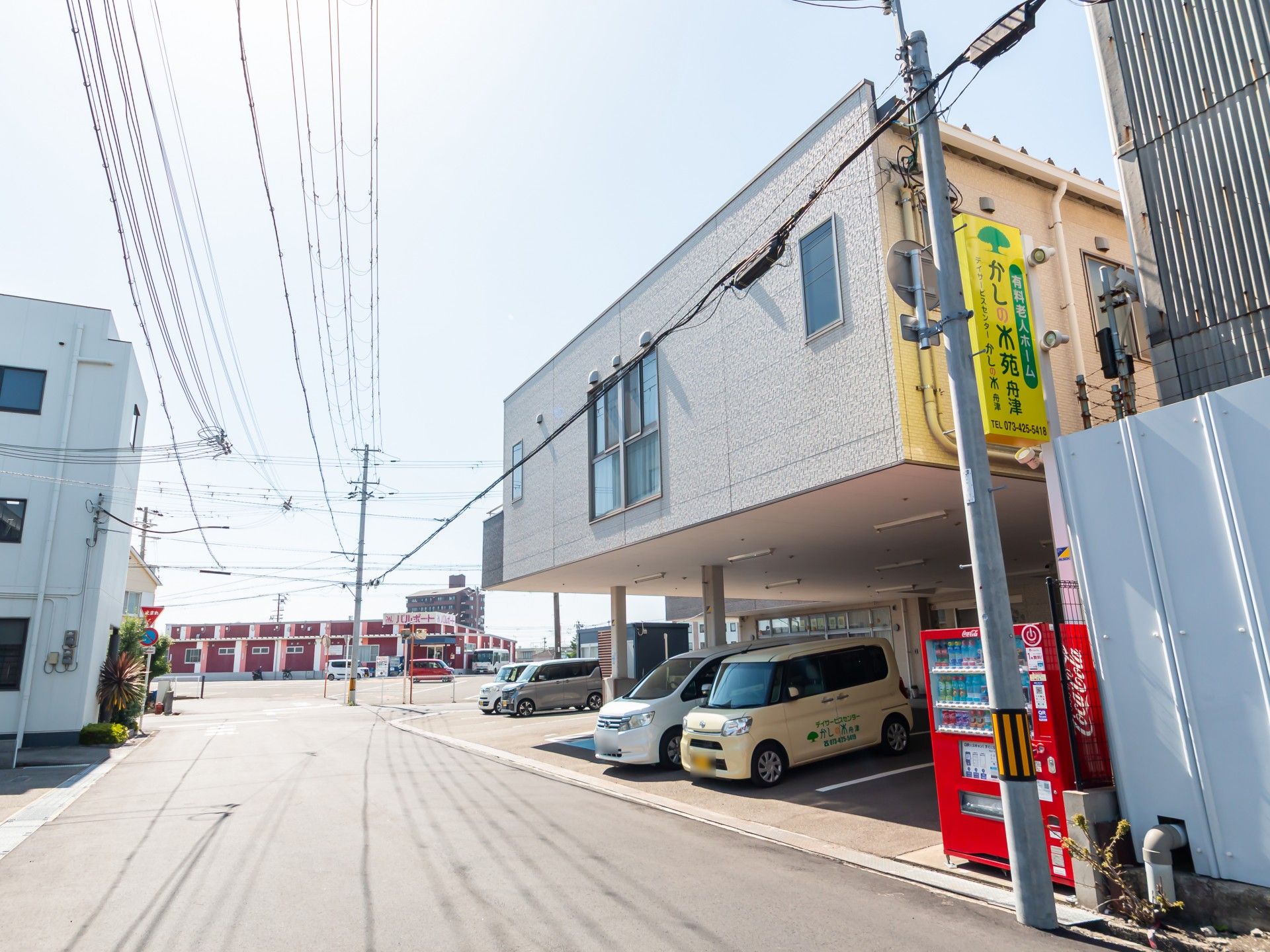建物の外観と駐車場