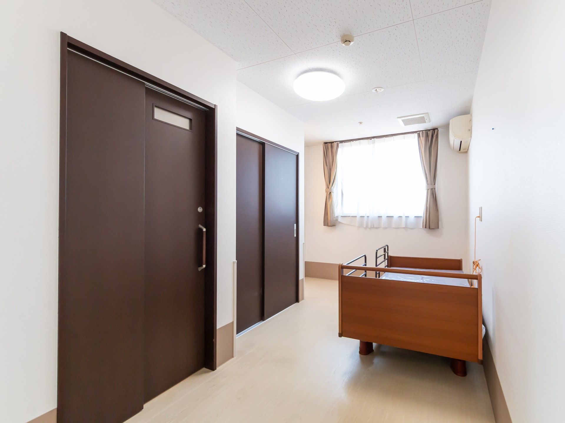 明るい個室のベッド