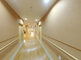 施設内の廊下と入居者の部屋