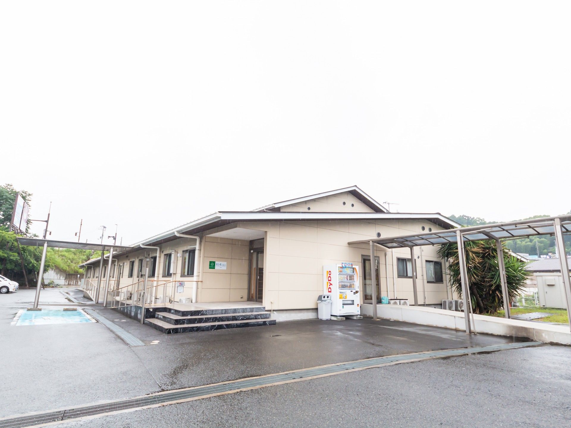 ベージュのソファを囲んで楽しそうに話をしている高齢女性たちと白衣を着た女性スタッフ。