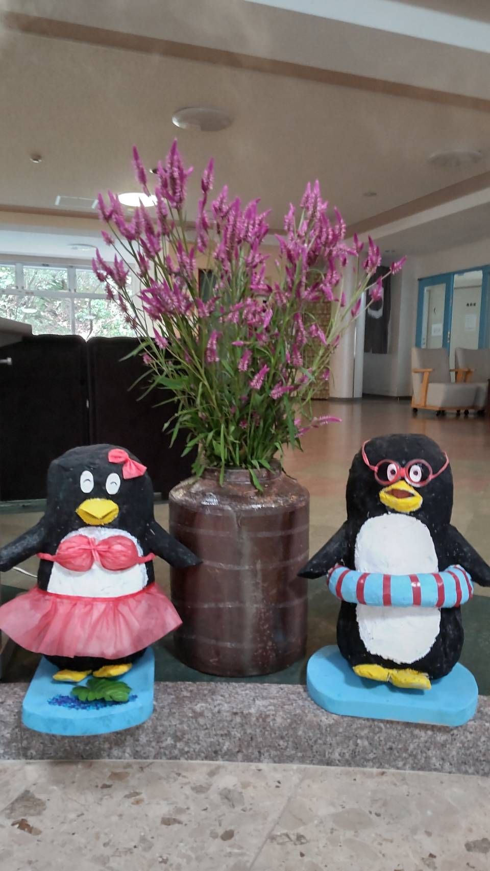 お花とペンギンがお出迎えしている空間