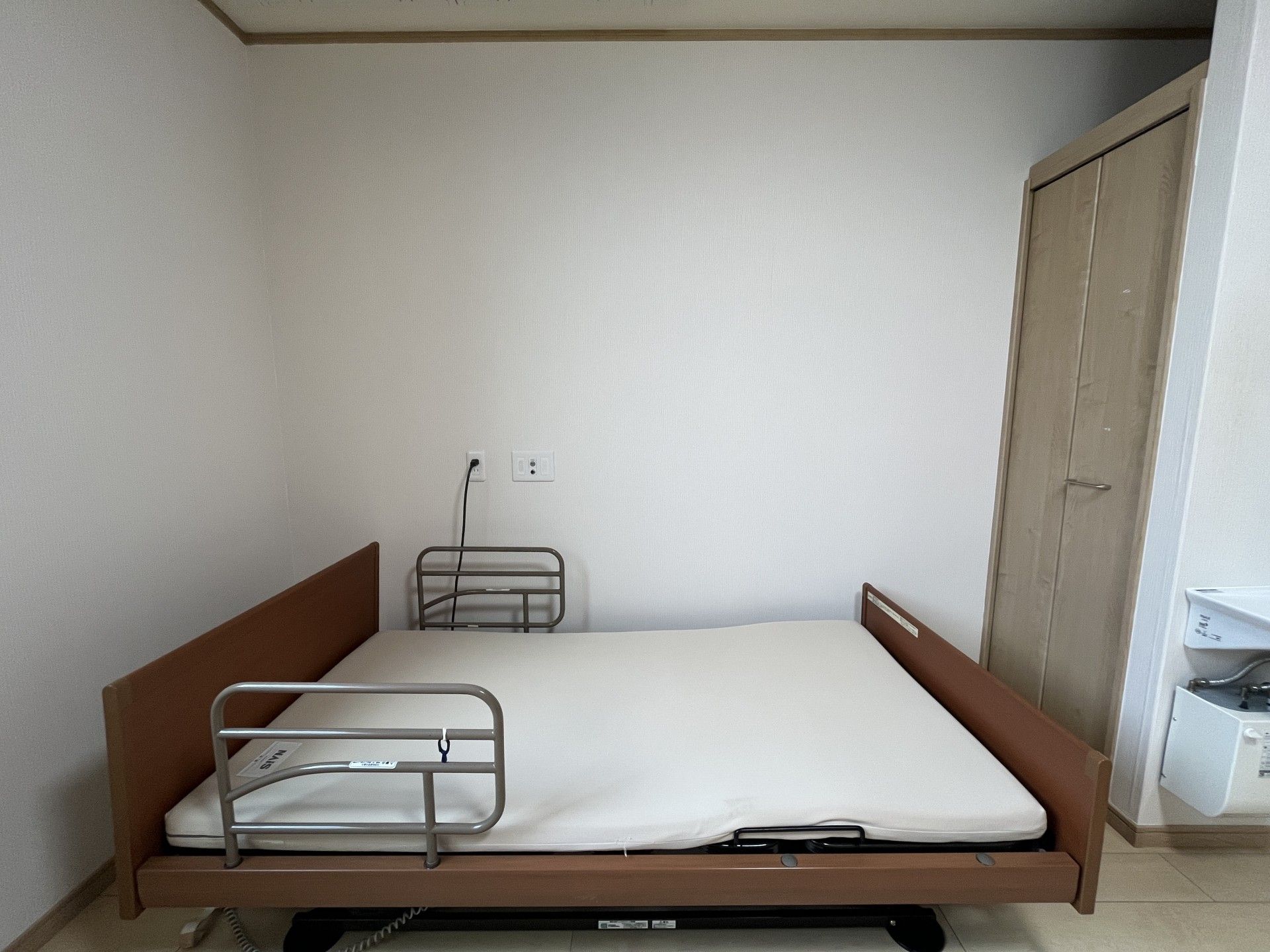 シンプルなベッドの部屋