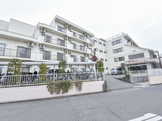 施設外部にある駐車場、駐輪場