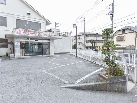 坂のある施設外部