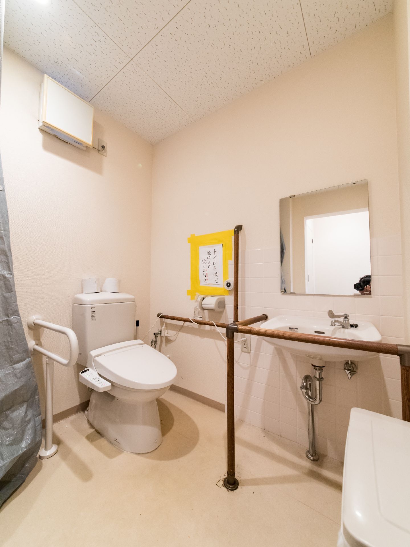 広々としたトイレには手洗いスペースが設けられており、鏡、手すりが取り付けられている。車椅子での移動もスムーズに行える。