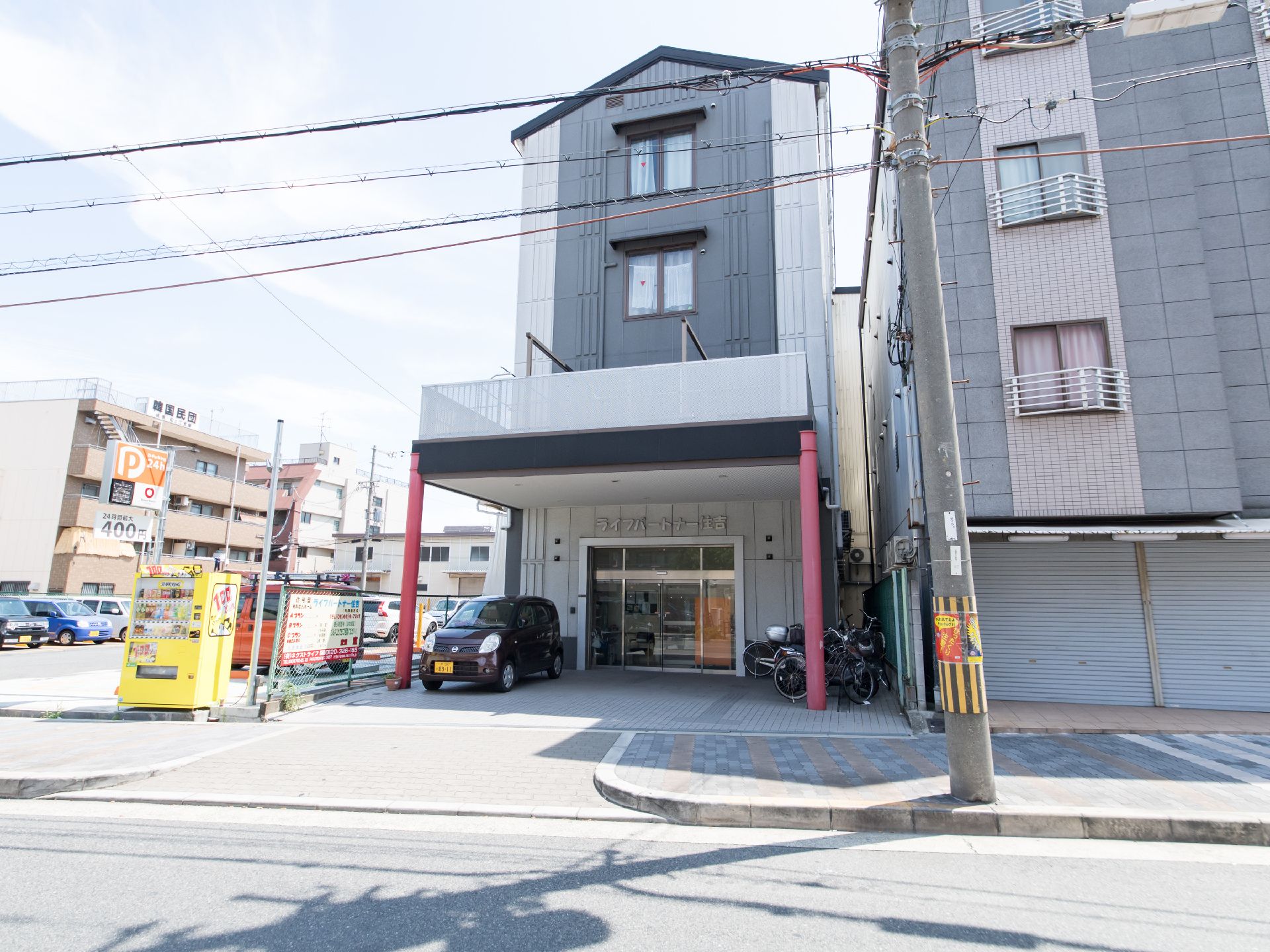 4階建の施設はエントランスのスペースを広く設けており、車だけでなく自転車や原付バイクを止めることができる。