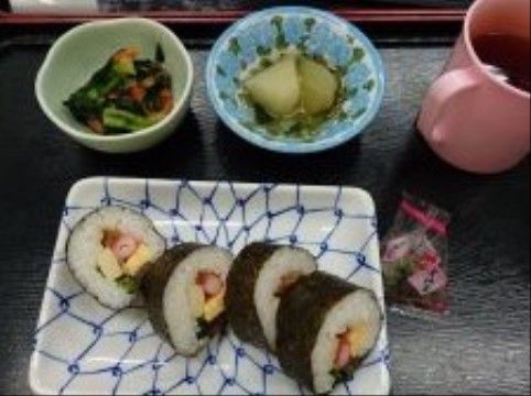 「ライフパートナー住吉」の節分。恵方巻きが振る舞われる。