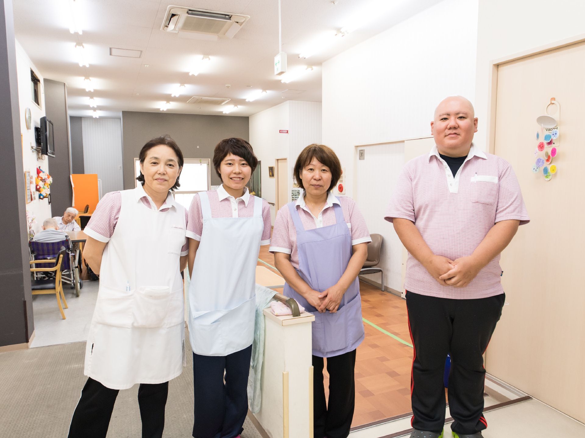 「ライフパートナー住吉」の環境。白衣を着た女性介護士。