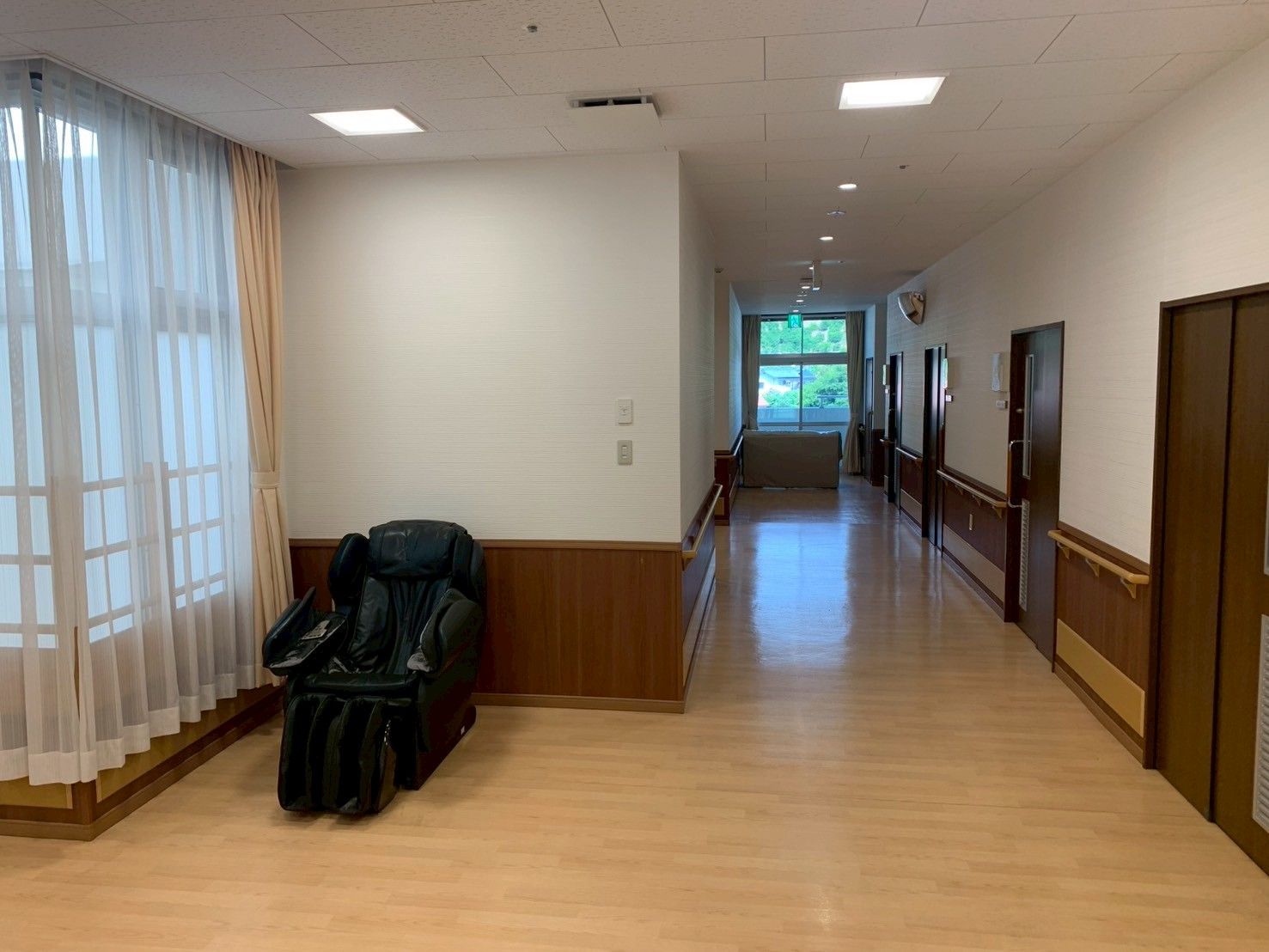 廊下とマッサージチェア