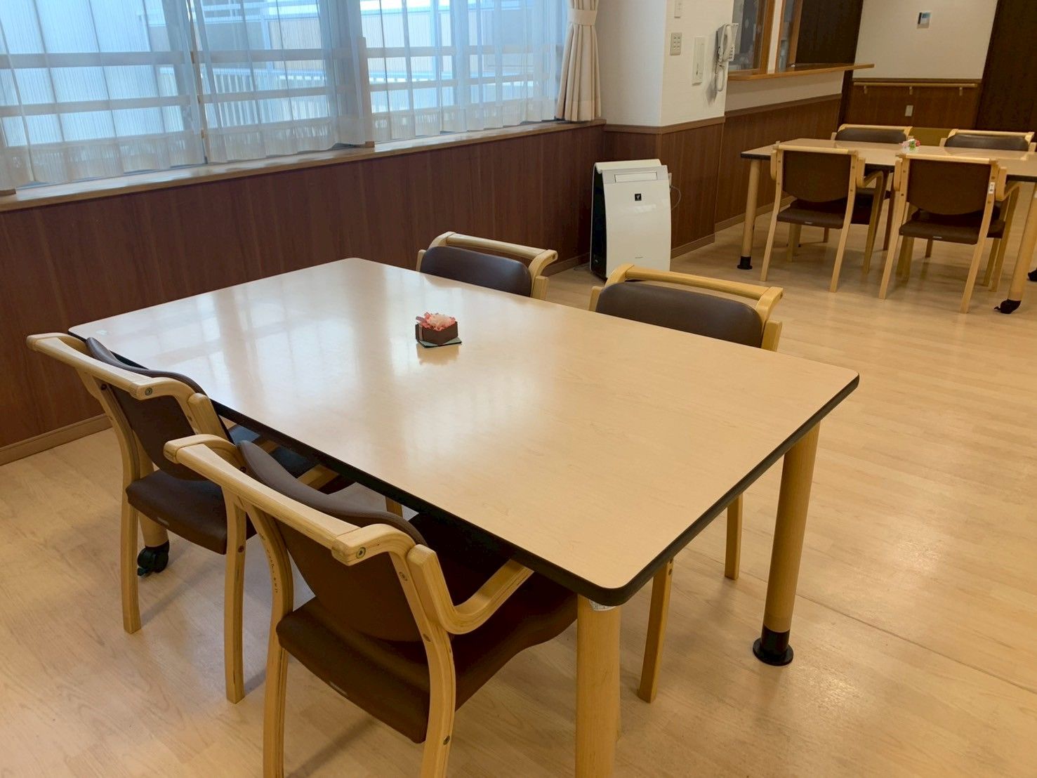 明るい食事スペース