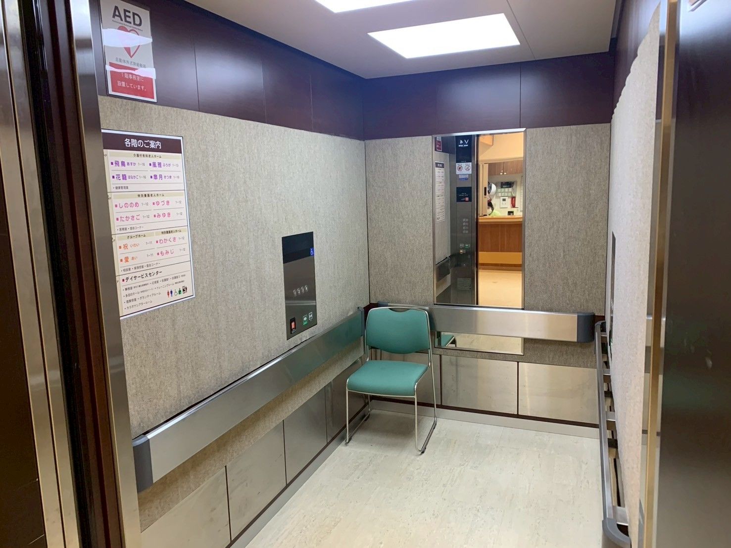 広々としたエレベーター