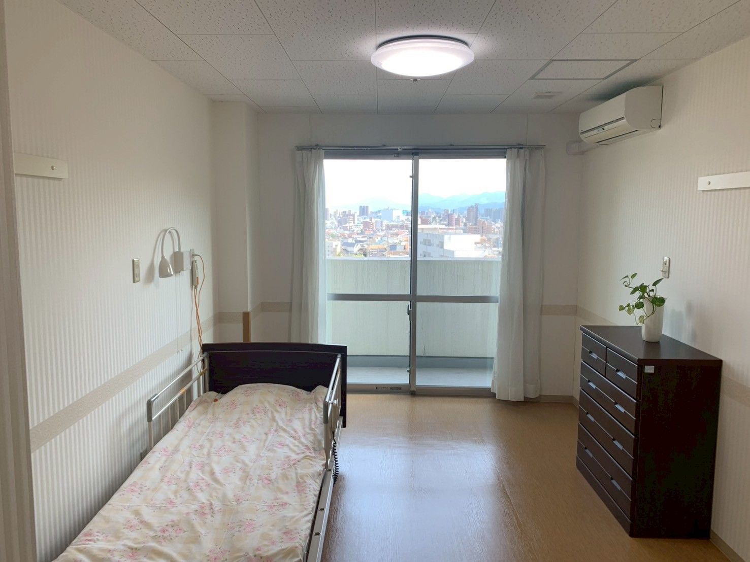 窓際のベッドと家具