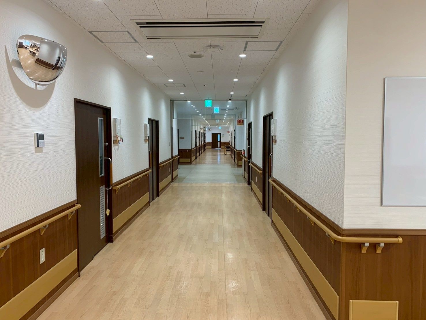 手すり付きの長い廊下