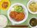 お肉のおかず路野菜、スープ、サラダなどがあるある日のメニュー例