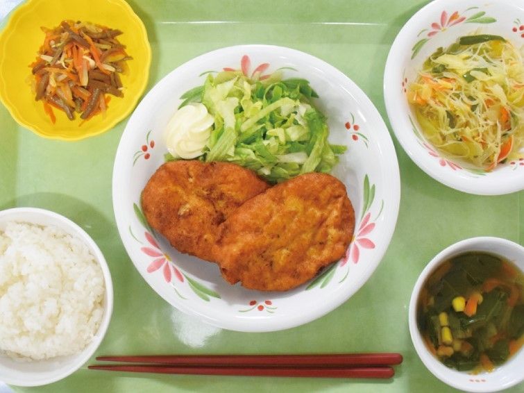 お肉のおかず路野菜、スープ、サラダなどがあるある日のメニュー例