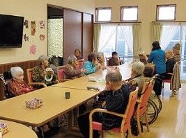 施設内の一室でレクリエーションに取り組んでいる様子。施設内の一場面