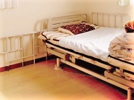 介護士用のベッドが置いてある小さな部屋の様子。施設内の居室の写真